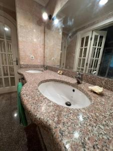 沙姆沙伊赫Privāta villa, Riz Sharm El Sheikh的一间带水槽和大镜子的浴室