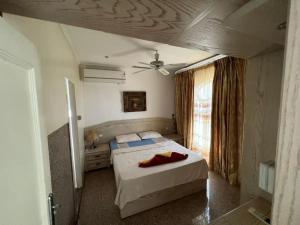 沙姆沙伊赫Privāta villa, Riz Sharm El Sheikh的一间卧室配有一张床和吊扇