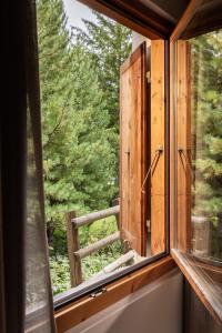切勒里纳凯萨罗萨兹酒店 - 食物之家的享有森林景致的窗户