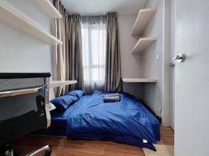 莎阿南Comfy Staycation 4PX with Free Parking, Direct Linked SOGO & Central I-CITY的一间卧室设有蓝色的床和窗户。