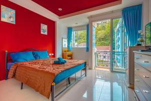 芭东海滩Nice to meat you Rooms的一间红色的卧室,床上有一只蓝色的填充动物