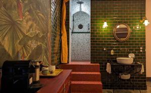 FaugèresLA GALANTE的浴室设有楼梯、水槽和镜子