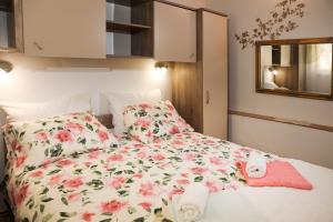 坎法奈尔Apartments Faris的一张带鲜花毯子和枕头的床