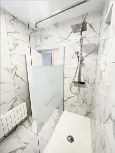 圣艾蒂安Le Golf Sauna - Cosy & SPA - 2 chambres - 4 pers的带淋浴和盥洗盆的白色浴室