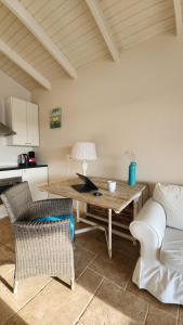 克拉伦代克Your Cozy Vacation House的客厅配有桌子、椅子和沙发