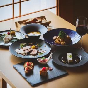 神户結びの小宿 縁的餐桌,餐盘和一杯葡萄酒