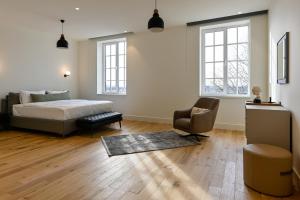 奥斯特韦克12A, Luxe & Uniek - Bioscoopzaal - Terras - Uitzicht的客厅配有床和椅子