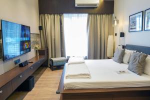 加尔各答城中心住宿加早餐旅馆的酒店客房设有一张大床和一台电视机。
