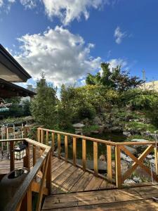 小樽Plum House Otaru的享有池塘景色的木甲板