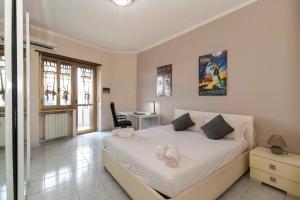 都灵MM Bengasi Modern Apartment的卧室配有白色的床和书桌
