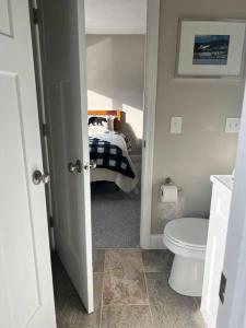 DoverNew luxury spacious 3BR 3BA 1 mile from Mt Snow的一间带卫生间的浴室和一张位于客房内的床。