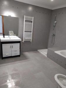 法蒂玛Casa com ALma的浴室配有盥洗盆、卫生间和浴缸。