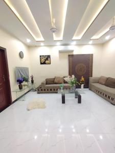 卡拉奇Dream home 2 & 4 bedroom Family house的客厅配有两张沙发和一张桌子