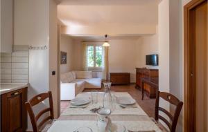 阿布鲁齐的罗塞托Amazing Home In Roseto Degli Abruzzi With Kitchen的厨房以及带桌椅的起居室。