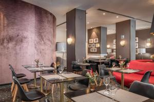 瓦伦西亚瓦伦西亚媒介酒店的一间带桌椅和红色沙发的餐厅
