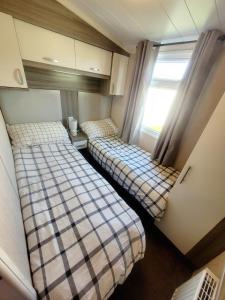 斯凯格内斯Golden Palm Getaway's PG143的小型客房 - 带2张床和窗户