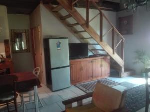 Mount PleasantEmerald Hill Cottage的带冰箱和楼梯的厨房