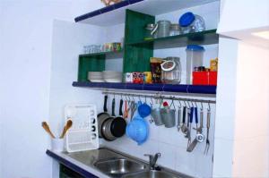 佩尼契SwordFish Casa da Luz的厨房配有水槽和带餐具的台面