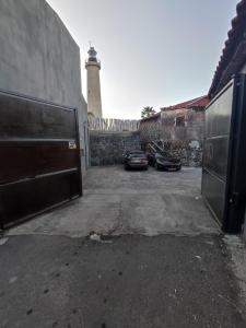 卡塔尼亚西亚拉比斯卡里住宿加早餐旅馆的两辆汽车停在一个带灯塔的停车场