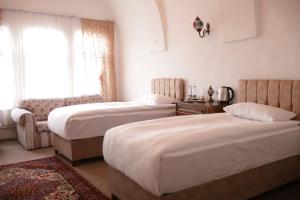 内夫谢希尔Cappadocia Landscape House的酒店客房设有两张床和窗户。