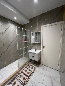 亚喀巴Luxury 4-bedrooms apartment的白色的浴室设有水槽和淋浴。