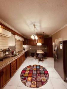 亚喀巴Luxury 4-bedrooms apartment的厨房的地板上铺有大地毯。