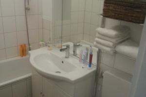 汉诺威Private Rooms的一间带水槽和镜子的浴室