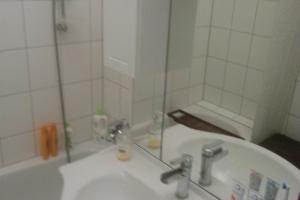 汉诺威Private Rooms的一间带水槽和镜子的浴室