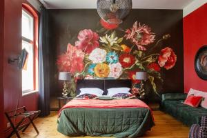 柏林选帝侯大街新艺术酒店的卧室的墙上挂着花卉壁画