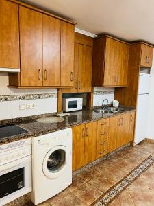 科尔多瓦APARTAMENTO LOS CAPUCHINOS的厨房配有洗衣机和烘干机
