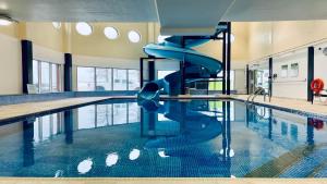 悉尼悉尼水滨假日酒店的游泳池中间设有滑梯