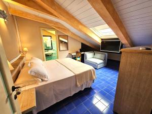 泰尔莫利史威瓦酒店的配有一张床和一把椅子的酒店客房