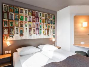 吕贝克吕贝克住宿加早餐旅馆的卧室配有一张大床上方的大画