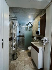 伊兹密尔Punta Vista Otel的带淋浴、盥洗盆和卫生间的浴室