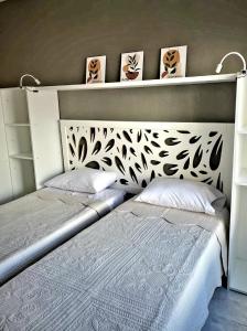 布宜诺斯艾利斯BA Monroe 2的一间卧室配有一张带床头板的床和两个枕头