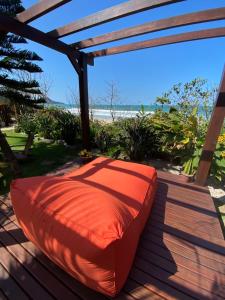 邦比尼亚斯Hospedaria Sol da Manhã的海滩甲板上的橙色豆袋椅