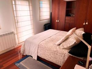 贝梅奥CASCO VIEJO的一间卧室配有一张床和一个梳妆台