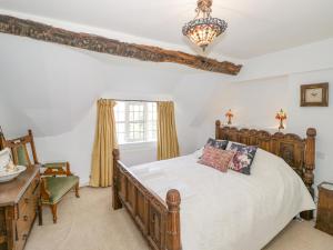拉特沃思Millstone House的一间卧室设有一张木床和一个窗户。