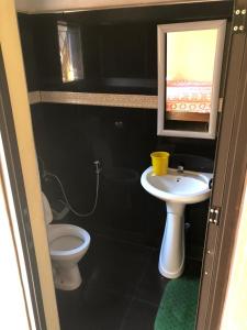 希莫尤Residencial Meu Tio的一间带水槽和卫生间的浴室以及窗户。