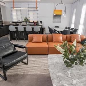 哈德拉Architect beach house的客厅配有沙发、椅子和桌子