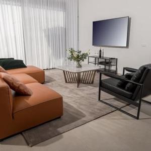 哈德拉Architect beach house的带沙发和电视的客厅