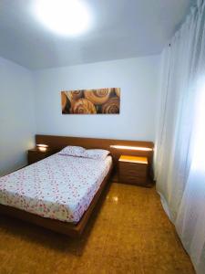 圣伊西德罗Casa Celeste San Isidro的卧室配有一张床,墙上挂有绘画作品