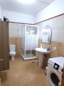 圣伊西德罗Casa Celeste San Isidro的带淋浴、卫生间和盥洗盆的浴室
