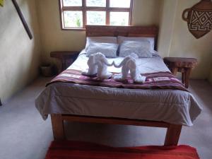 圣特雷莎Salkantay Hostel Chaullay的两只塞满食物的动物坐在床上