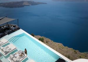 菲罗斯特法尼Dana Villas & Infinity Suites的游泳池旁的顶部景色