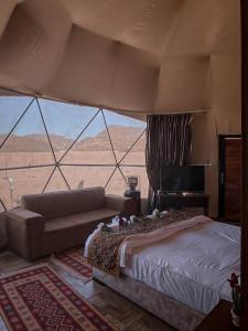 瓦迪拉姆Scoop Rum的一间带沙发床的卧室,享有沙漠美景