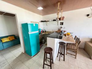 巴伊亚福尔莫萨Verano House BF的厨房配有冰箱和桌椅