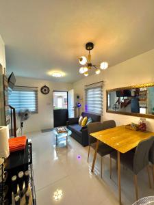 巴科洛德Two-Bedroom Townhouse Camella Bacolod South的客厅配有沙发和桌子
