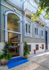 里斯本AMMA Lisboa Hotel的前方植物建筑前的商店