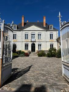 拉弗雷切La Parenthèse Fléchoise, Chambre Armand的一座白色的大房子,前面有一个门